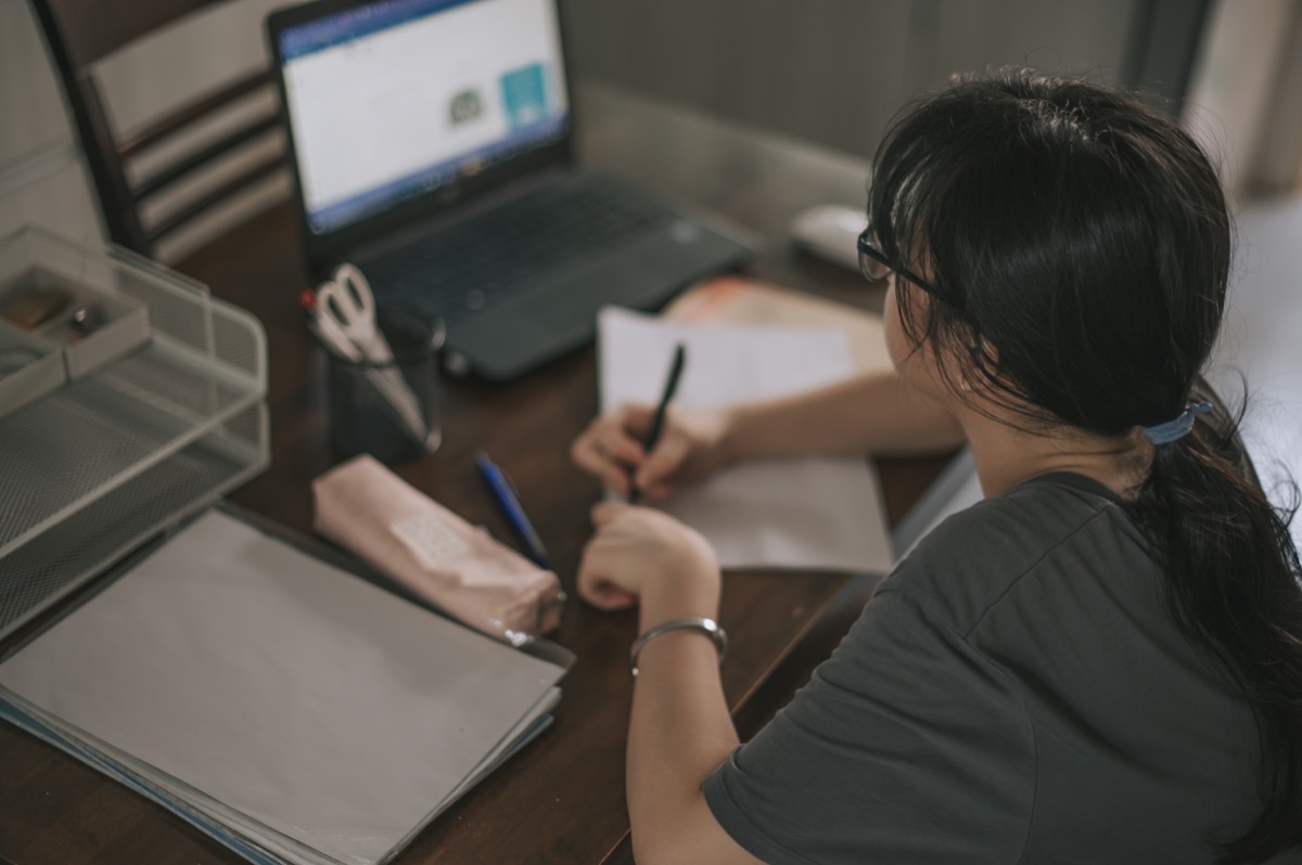 체험수업 후 맞춤 과정을 안내하는 장면